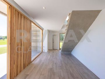 VENTA - CASA A ESTRENAR FRENTE A LA CANCHA DE POLO