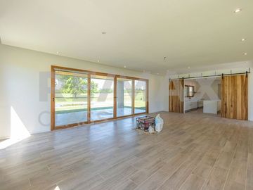 VENTA - CASA A ESTRENAR FRENTE A LA CANCHA DE POLO
