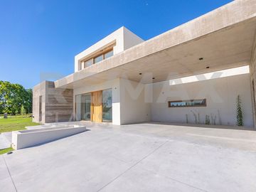 VENTA - CASA A ESTRENAR FRENTE A LA CANCHA DE POLO