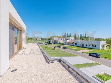 VENTA - CASA A ESTRENAR FRENTE A LA CANCHA DE POLO
