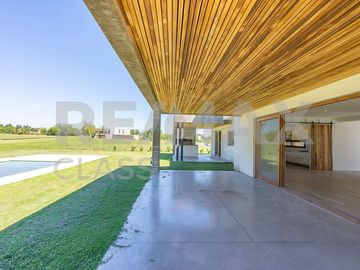 VENTA - CASA A ESTRENAR FRENTE A LA CANCHA DE POLO