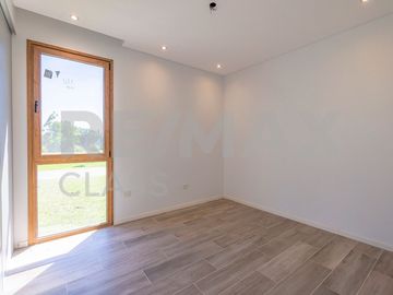 VENTA - CASA A ESTRENAR FRENTE A LA CANCHA DE POLO