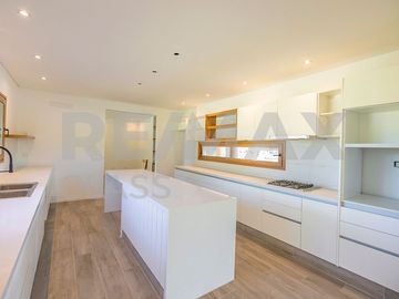 VENTA - CASA A ESTRENAR FRENTE A LA CANCHA DE POLO