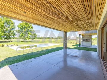 VENTA - CASA A ESTRENAR FRENTE A LA CANCHA DE POLO