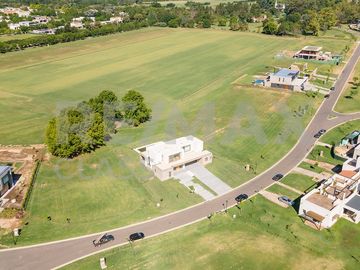 VENTA - CASA A ESTRENAR FRENTE A LA CANCHA DE POLO