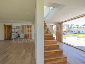 VENTA - CASA A ESTRENAR FRENTE A LA CANCHA DE POLO