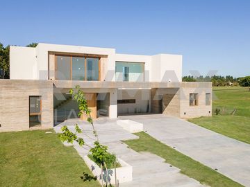 VENTA - CASA A ESTRENAR FRENTE A LA CANCHA DE POLO