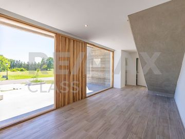 VENTA - CASA A ESTRENAR FRENTE A LA CANCHA DE POLO