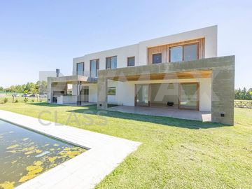 VENTA - CASA A ESTRENAR FRENTE A LA CANCHA DE POLO