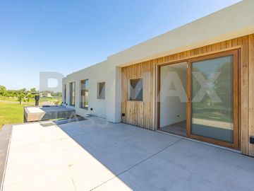 VENTA - CASA A ESTRENAR FRENTE A LA CANCHA DE POLO