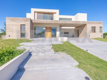 VENTA - CASA A ESTRENAR FRENTE A LA CANCHA DE POLO
