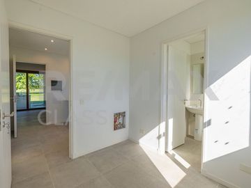 VENTA - CASA A ESTRENAR FRENTE A LA CANCHA DE POLO