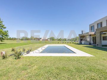 VENTA - CASA A ESTRENAR FRENTE A LA CANCHA DE POLO