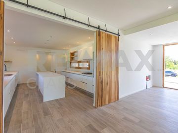 VENTA - CASA A ESTRENAR FRENTE A LA CANCHA DE POLO