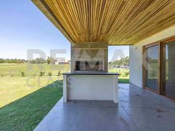 VENTA - CASA A ESTRENAR FRENTE A LA CANCHA DE POLO