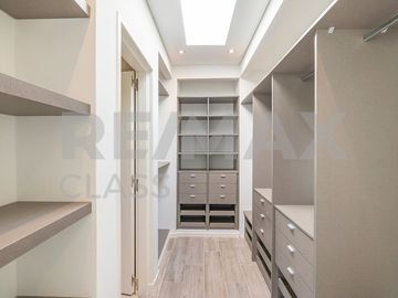 VENTA - CASA A ESTRENAR FRENTE A LA CANCHA DE POLO