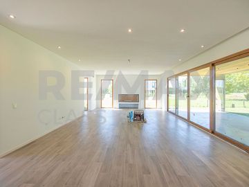 VENTA - CASA A ESTRENAR FRENTE A LA CANCHA DE POLO