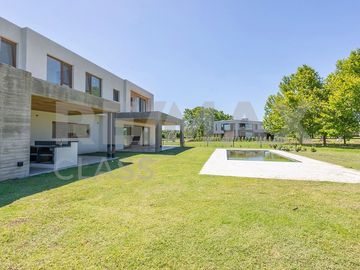 VENTA - CASA A ESTRENAR FRENTE A LA CANCHA DE POLO