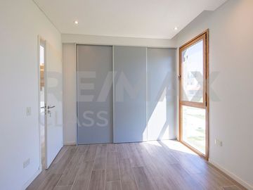 VENTA - CASA A ESTRENAR FRENTE A LA CANCHA DE POLO