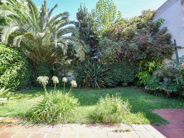 CASA EN VENTA LA PLATA  2 DORMITORIOS PATIO VERDE