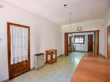 CASA EN VENTA LA PLATA  2 DORMITORIOS PATIO VERDE