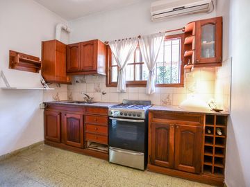 CASA EN VENTA LA PLATA  2 DORMITORIOS PATIO VERDE