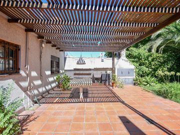 CASA EN VENTA LA PLATA  2 DORMITORIOS PATIO VERDE