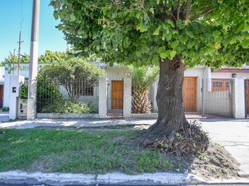 CASA EN VENTA LA PLATA  2 DORMITORIOS PATIO VERDE