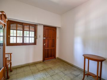 CASA EN VENTA LA PLATA  2 DORMITORIOS PATIO VERDE