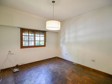 CASA EN VENTA LA PLATA  2 DORMITORIOS PATIO VERDE