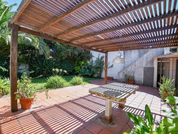 CASA EN VENTA LA PLATA  2 DORMITORIOS PATIO VERDE