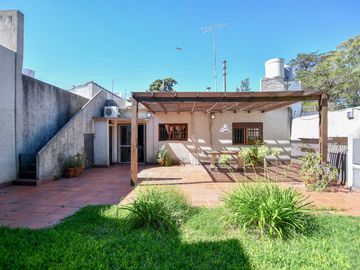 CASA EN VENTA LA PLATA  2 DORMITORIOS PATIO VERDE