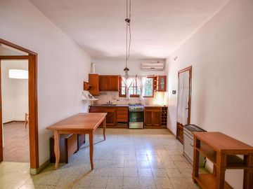 CASA EN VENTA LA PLATA  2 DORMITORIOS PATIO VERDE