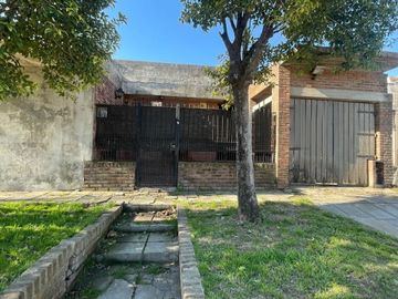 VENTA CASA 4 AMB. EL TALAR CON PILETA Y COCHERA