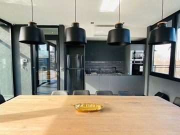 MONOAMBIENTE DE CATEGORÍA COCHERA-FULL AMENITIES