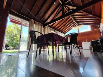 IMPORTANTE CHALET EN HURLINGHAM CON GRAN PILETA