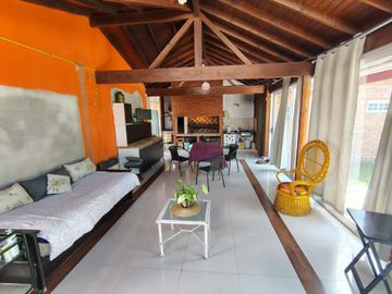 IMPORTANTE CHALET EN HURLINGHAM CON GRAN PILETA