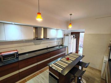 IMPORTANTE CHALET EN HURLINGHAM CON GRAN PILETA
