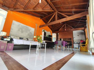 IMPORTANTE CHALET EN HURLINGHAM CON GRAN PILETA