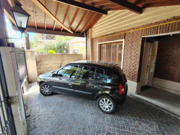 IMPORTANTE CHALET EN HURLINGHAM CON GRAN PILETA