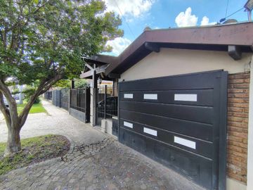IMPORTANTE CHALET EN HURLINGHAM CON GRAN PILETA