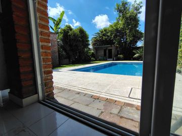 IMPORTANTE CHALET EN HURLINGHAM CON GRAN PILETA