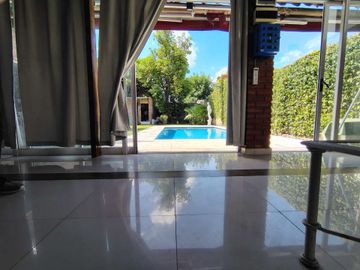 IMPORTANTE CHALET EN HURLINGHAM CON GRAN PILETA