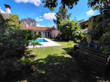 IMPORTANTE CHALET EN HURLINGHAM CON GRAN PILETA