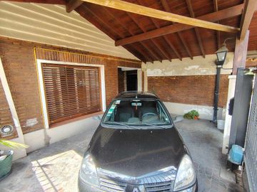IMPORTANTE CHALET EN HURLINGHAM CON GRAN PILETA