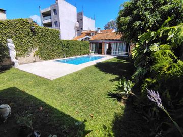 IMPORTANTE CHALET EN HURLINGHAM CON GRAN PILETA