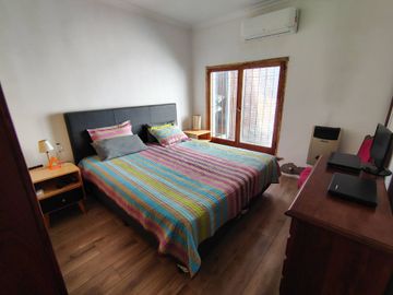IMPORTANTE CHALET EN HURLINGHAM CON GRAN PILETA