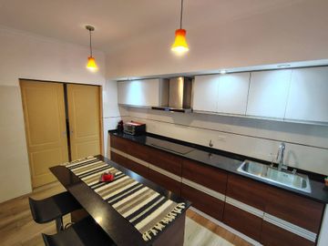 IMPORTANTE CHALET EN HURLINGHAM CON GRAN PILETA