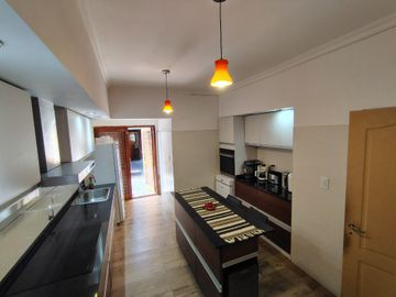 IMPORTANTE CHALET EN HURLINGHAM CON GRAN PILETA