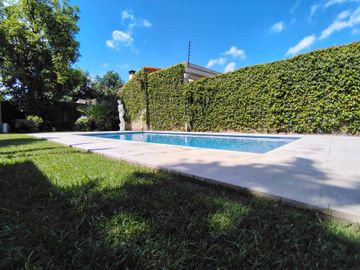 IMPORTANTE CHALET EN HURLINGHAM CON GRAN PILETA